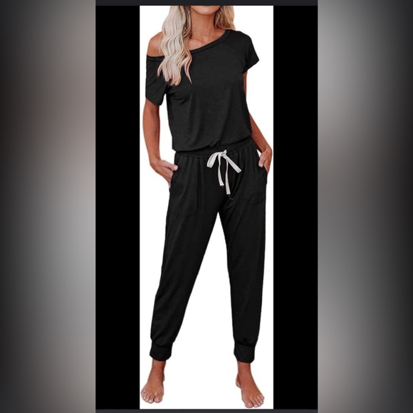Black Jumpsuit light pilling.  Off the shoulder Size small - Picture 5 of 5